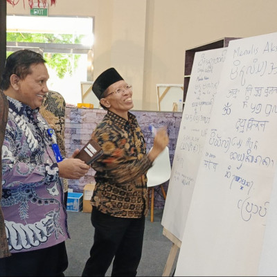 Pengunjung Antusias Pelajari Aksara Jawa Kuno di Booth Ditjen Bimas Hindu di HAB Ke-78 Kemenag