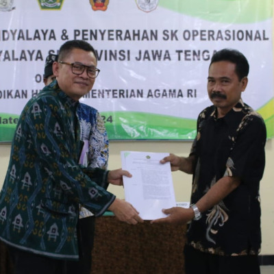 Direktur Pendidikan Hindu Serahkan 4 SK Pendidkan Widyalaya di Jawa Tengah