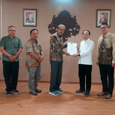 Prof. Duija Serahkan KMA Program Studi Ilmu Agama dan Kebudayaan STAHN Mpu Kuturan
