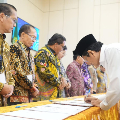 Menag Serahkan DIPA 2025 ke Eselon I, Ingatkan Pesan Presiden agar Efisien-Tepat Sasaran