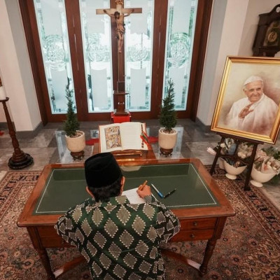 Menag Nasaruddin Umar Sampaikan Duka Mendalam di Kedubes Vatikan: "Sebuah Cahaya dari Sang Paus Telah Berpulang"