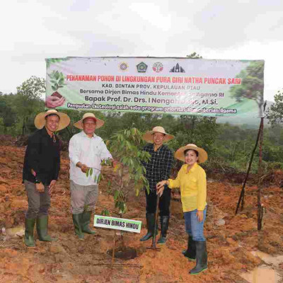 Dirjen Bimas Hindu Tanam Pohon di Pura Giri Natha Bintan, Tegaskan Penguatan Ekoteologi sebagai Bagian Asta Protas Kemenag 2025-2029