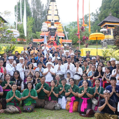 Implementasi Ekoteologi, Ditjen Bimas Hindu Laksanakan Kerja Bakti dan Persembahyangan Bersama di Pura Parahyangan Agung Jagatkarta