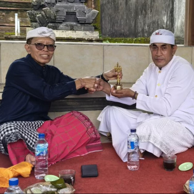 Dirjen Bimas Hindu Serahkan Genta kepada Pemangku Desa Adat Bunutin