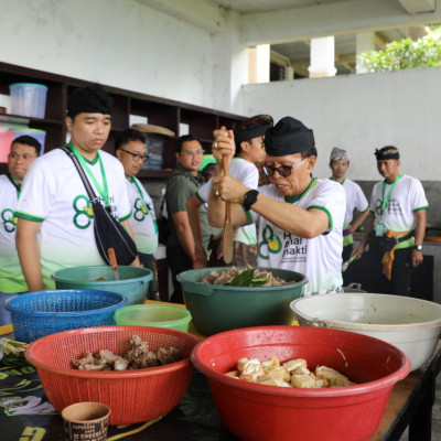 Ngelawar Bareng di Hari Suci Tumpek Uye, Dirjen Bimas Hindu Ajak Umat Pererat Kebersamaan di Pura Parahyangan Agung Jagatkarta
