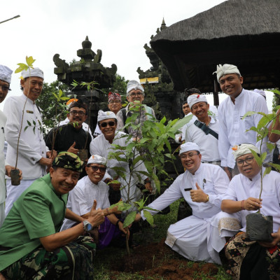 Green Dharma Peringati Tumpek Uye dengan Penyerahan Buku Ekoteologi dan Mesin Pencacah Sampah Organik