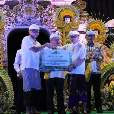 Dari Tumpek Uye untuk Bumi: Green Dharma Serahkan Buku Ekoteologi dan Mesin Pencacah Sampah