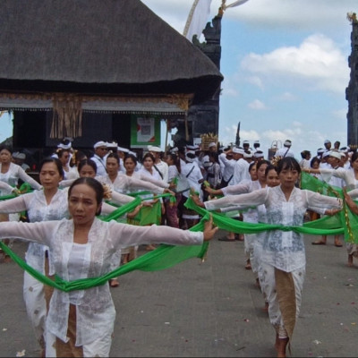 Kemenag Tabanan Tampilkan Rejang Kirtining Maitri, Menghidupkan Nilai Bhakti dan Tradisi Luhur di Pura Besakih