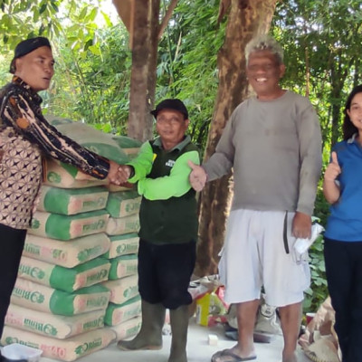 Wujud Kepedulian Nyata, Bimas Hindu DIY Salurkan Bantuan dan Gelar Kerja Bakti di Pura Dalem Madurejo