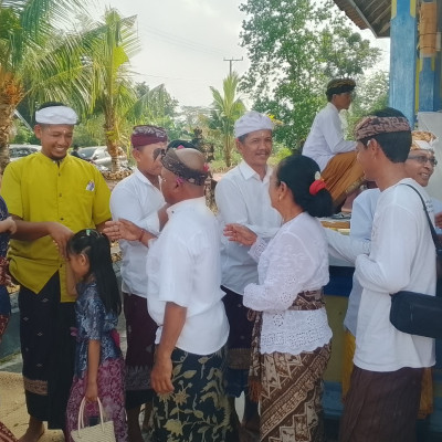 Khidmatnya Perayaan Galungan di Kampung Mataram Jaya: Momentum Perkuat Dharma dan Kerukunan Umat