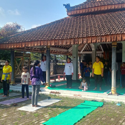 Umat Hindu Kasembon Memasyarakatkan Praktik Yoga pada Hari Yoga Internasional