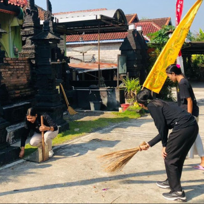 Reresik Pura Podowenang Perkuat Kesadaran Umat Menjaga Lingkungan Suci