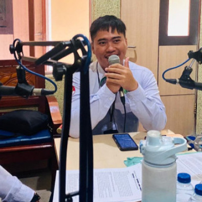 Hindu Religious Counselor Shares Galungan Wisdom Through Radio Broadcast Across Bali