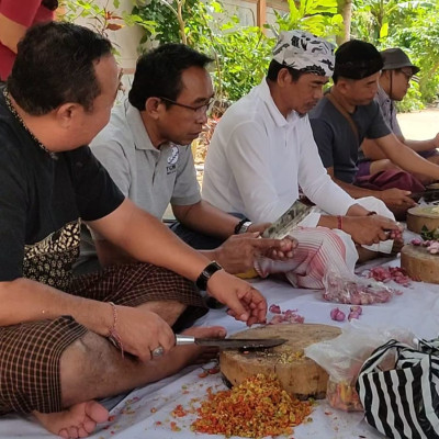 Wujud Nyata Kebersamaan, Suka Duka Hindu Kanwil Kemenag Bali Gelar Tradisi Ngelawar Jelang Piodalan