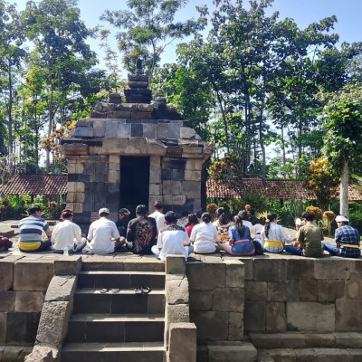 Menanamkan Cinta Budaya: Tirta Yatra Siswa Hindu Semarang di Situs Bersejarah Candi Klero