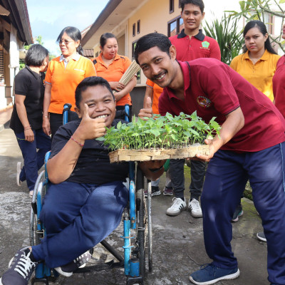 Wujudkan Ekoteologi yang Inklusif, Tim KASIH Kemenag Gianyar Gandeng Penyandang Disabilitas Tanam Kebun Produktif