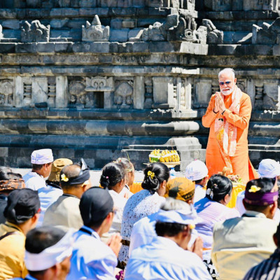 Lantunan Mantra Mahamrtyumjaya Menggema, Ratusan Umat Hindu Gelar Persembahyangan Bersama Sambut Presiden Prabowo dan PM Modi di Prambanan