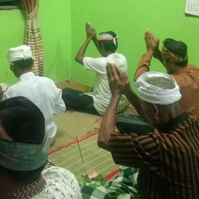 Tak Bisa ke Pura, Sraddha dan Bhakti Tak Pernah Terhalang: Tradisi Anjangsana Persembahyangan di Ngaru-aru