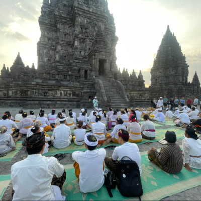 Apa Itu Widya Bhakti Krya Yajna? Simak Pesan Ida Pandita di Candi Prambanan