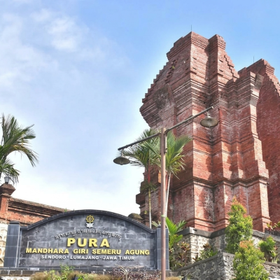 Menapaki Jejak Spiritual di Kaki Semeru: Eksotisme dan Harmoni Pura Mandara Giri Semeru Agung