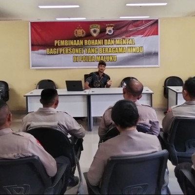 Tingkatkan Integritas Bhayangkara, Penyuluh Agama Hindu Kota Ambon Bedah Ajaran Dasa Mala di Polda Maluku