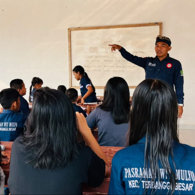 Penyuluh Agama Hindu Lampung Tengah Tanamkan Nilai Catur Purusa Artha kepada Siswa Pasraman Wit Mulyo