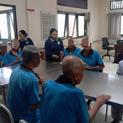 Terapi Aksara Suci dan Mantra, Penyuluh Agama Hindu Bangli Dampingi Pemulihan Rehabilitan Lansia Manah Shanti Mahotama