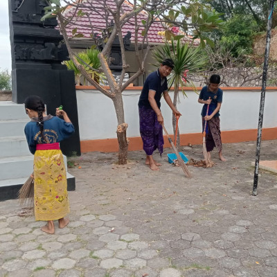Ngayah di Pura Bukan Sekadar Bersih-Bersih, tetapi Menanam Benih Dharma Sejak Dini