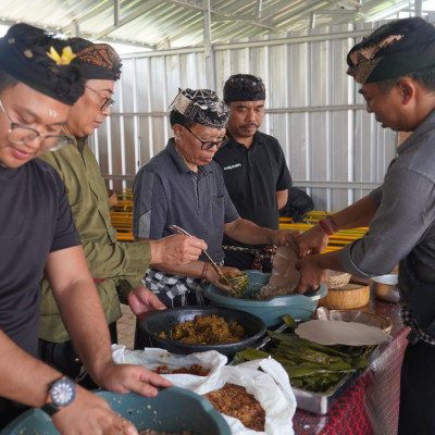 Tanpa Sekat! Hangatnya Kebersamaan Saat Meracik Lawar Bersama Umat