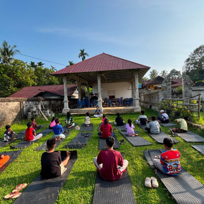 Wujudkan Generasi Sehat Berlandaskan Dharma, Pasraman Naraya Dharma Gelar Latihan Rutin Puja Tri Sandya dan Yoga