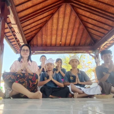 Terapkan Ajaran Bhagavad Gita, Siswa Pasraman Widya Saraswati Labuan Bajo Tanamkan Nilai Ngayah di Pura Agung Giri Segara