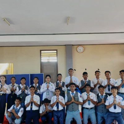 Bentengi Generasi Muda dari Arus Modernisasi, Penyuluh Agama Hindu Kabupaten Buru Tanamkan Nilai Tri Kaya Parisudha di Sekolah