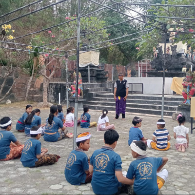 Pembinaan Puja Tri Sandhya Bekali Generasi Muda Hindu Memahami Makna Persembahyangan
