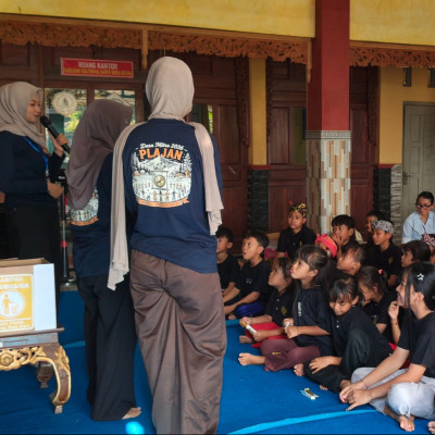 Edukasi Pilah Sampah Sejak Dini Warnai Kegiatan Desa Mitra 2026 di Pasraman Radite Widya Jepara
