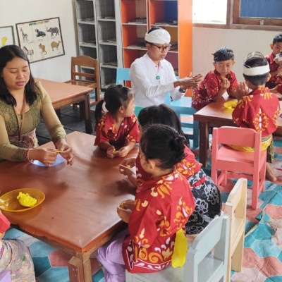Menanamkan Nilai Dharma Sejak Dini, Penyuluh Agama Hindu Bangli Bina Tunas Muda melalui Praktik Pembuatan Sarana Upacara