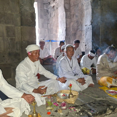 Napak Tilas Leluhur Nusantara, Rombongan Tirta Yatra Griya Padha Manuaba Bali Laksanakan Persembahyangan di Candi Prambanan