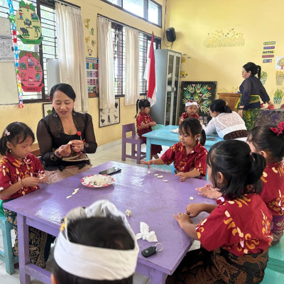 Penyuluh Kemenag Bangli Tanamkan Nilai Dharma melalui Praktik Pembuatan Sarana Upakara