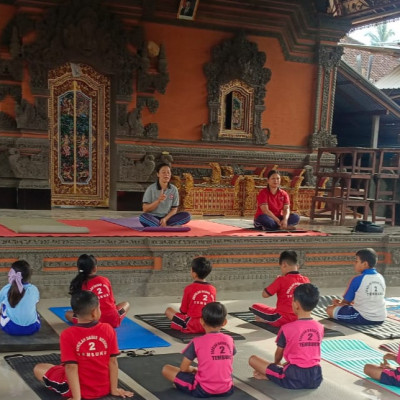 Yoga Asanas Jadi Sarana Pembinaan Karakter Anak Hindu di Bangli