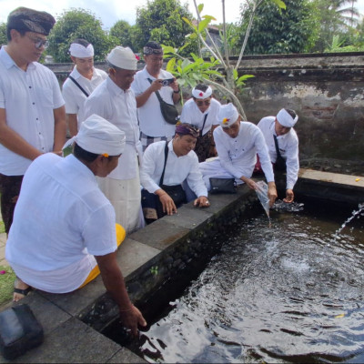 Tak Hanya Bersembahyang, Bimas Hindu Lombok Barat Lepas Satwa di Suranadi