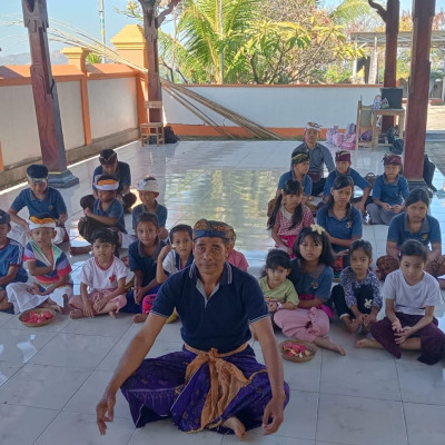 Dalami Nilai Kasih Sayang Semesta, Siswa Pasraman Labuan Bajo Bedah Sloka Bhagavadgita di Pura