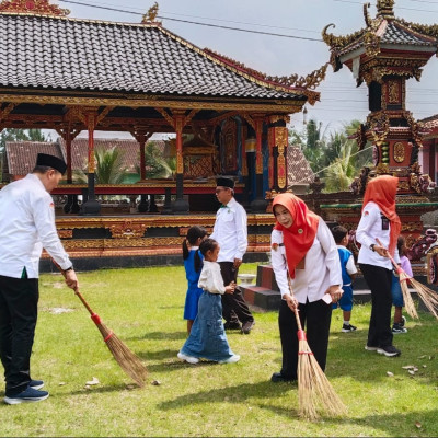 Green Dharma Hidupkan Gotong Royong, Dua Pura di Tulang Bawang Dibersihkan Bersama