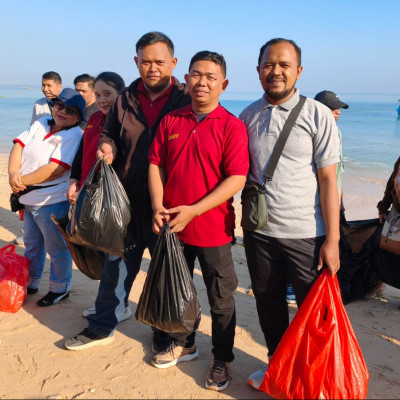 Bimas Hindu NTT Turut Rawat Pantai Pasir Panjang Lewat Gerakan Ekoteologi