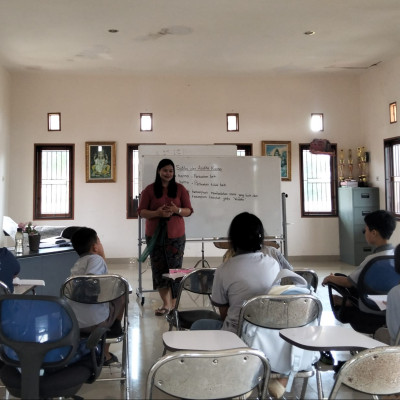 Tanamkan Tri Parartha Sejak Dini, Penyuluh Hindu Bangka Belitung Bentuk Karakter Anak Pasraman