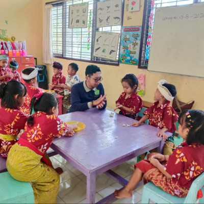 Belajar dari Dapur Upakara, Anak Pratama Widyalaya Gurukula Praktik Membuat Jajan Suci