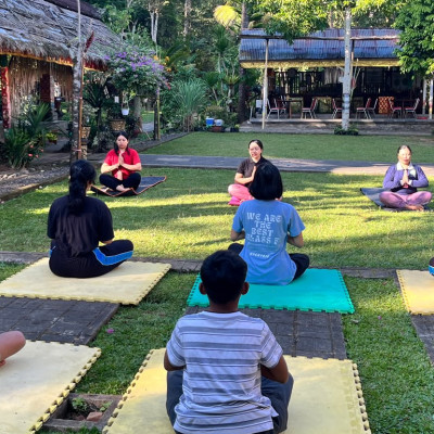 Yoga Jadi Media Pembinaan, Penyuluh Hindu Bangli Latih Surya Namaskar bagi Siswa Pasraman