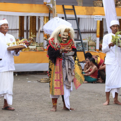 Layanan MUTIARA Hadirkan Penyuluhan Agama Hindu melalui Seni Topeng Bondres di Karangasem