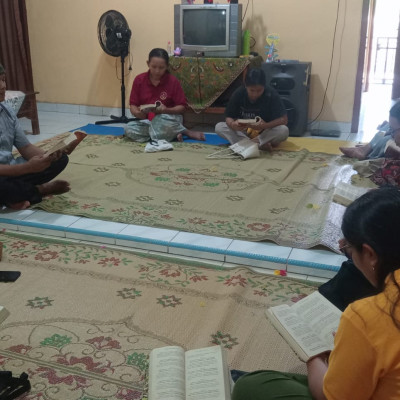 Rajut Silaturahmi dari Rumah ke Rumah, Ibu-Ibu WHDI Banyumas Dalami Pesan Arjuna Visada Yoga
