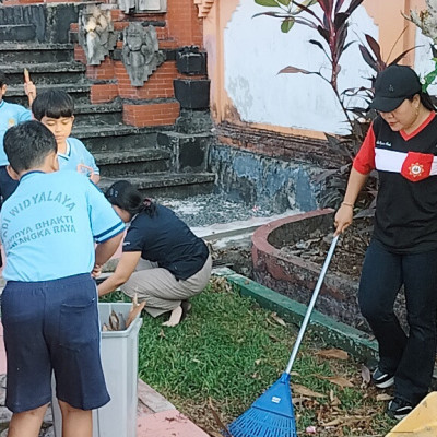 Tumbuhkan Cinta Tanah Air dan Lingkungan, Siswa hingga Tokoh Agama Gotong Royong Bersihkan Tempat Ibadah