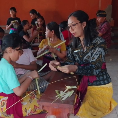 Tak Sekadar Hafal Doa, Anak Pasraman Karangasem Dibekali Keterampilan Membuat Ketupat Sari