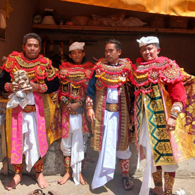 Topeng Sidakarya Jadi Penyempurna Yadnya, Penyuluh Hindu Karangasem Dampingi Umat dalam Ngeroras